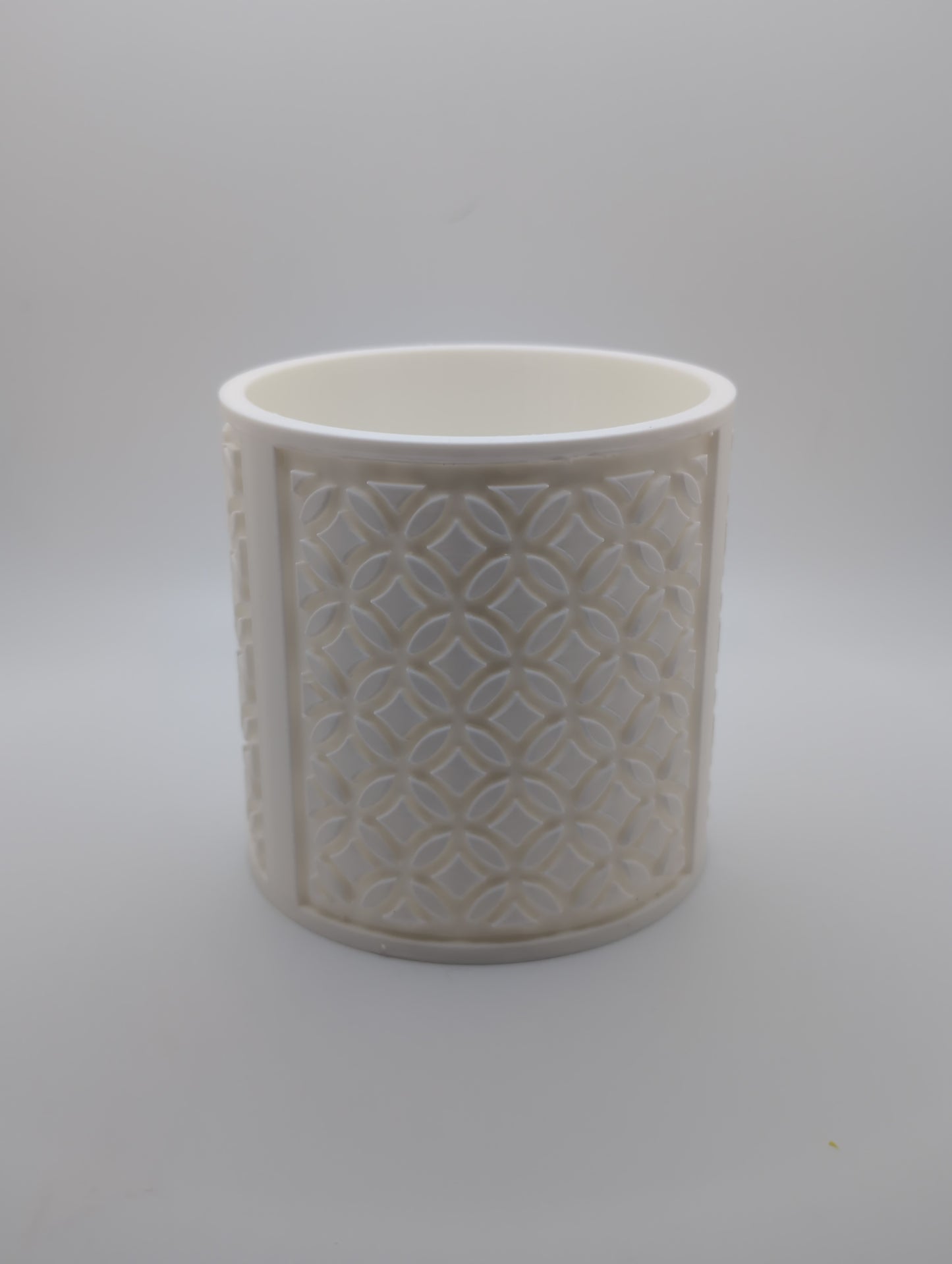 white circle star pattern planter