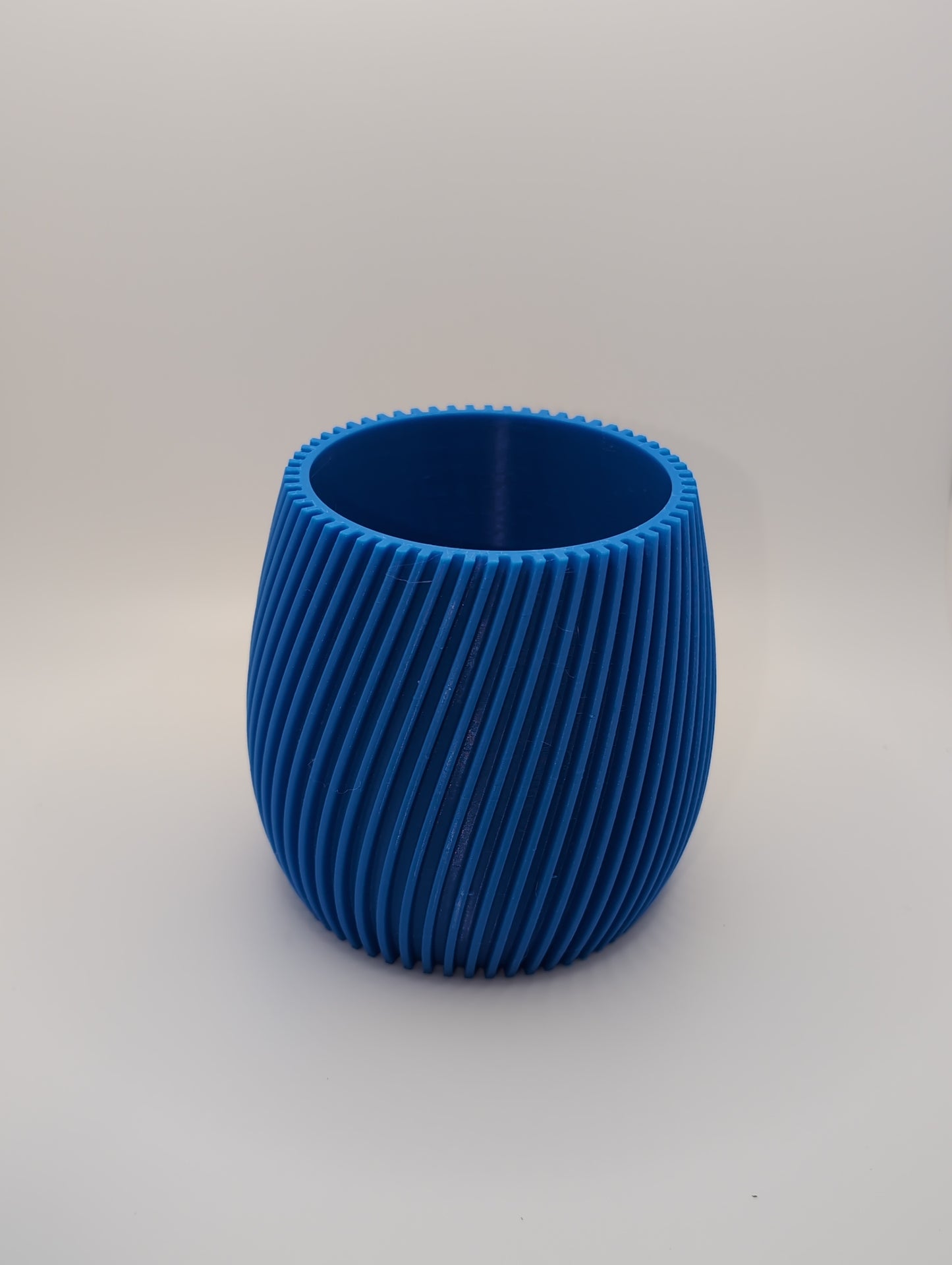 blue R vase 1