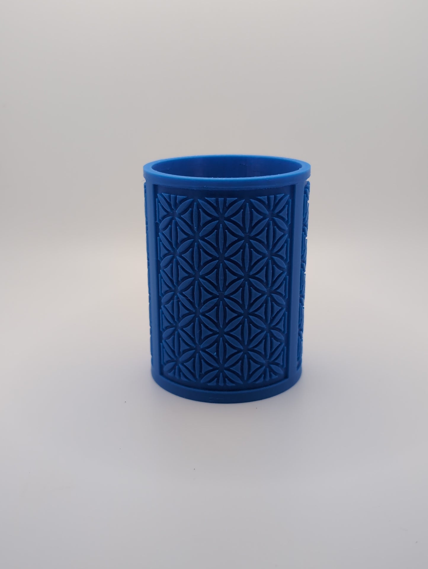blue oval flower pattern planter