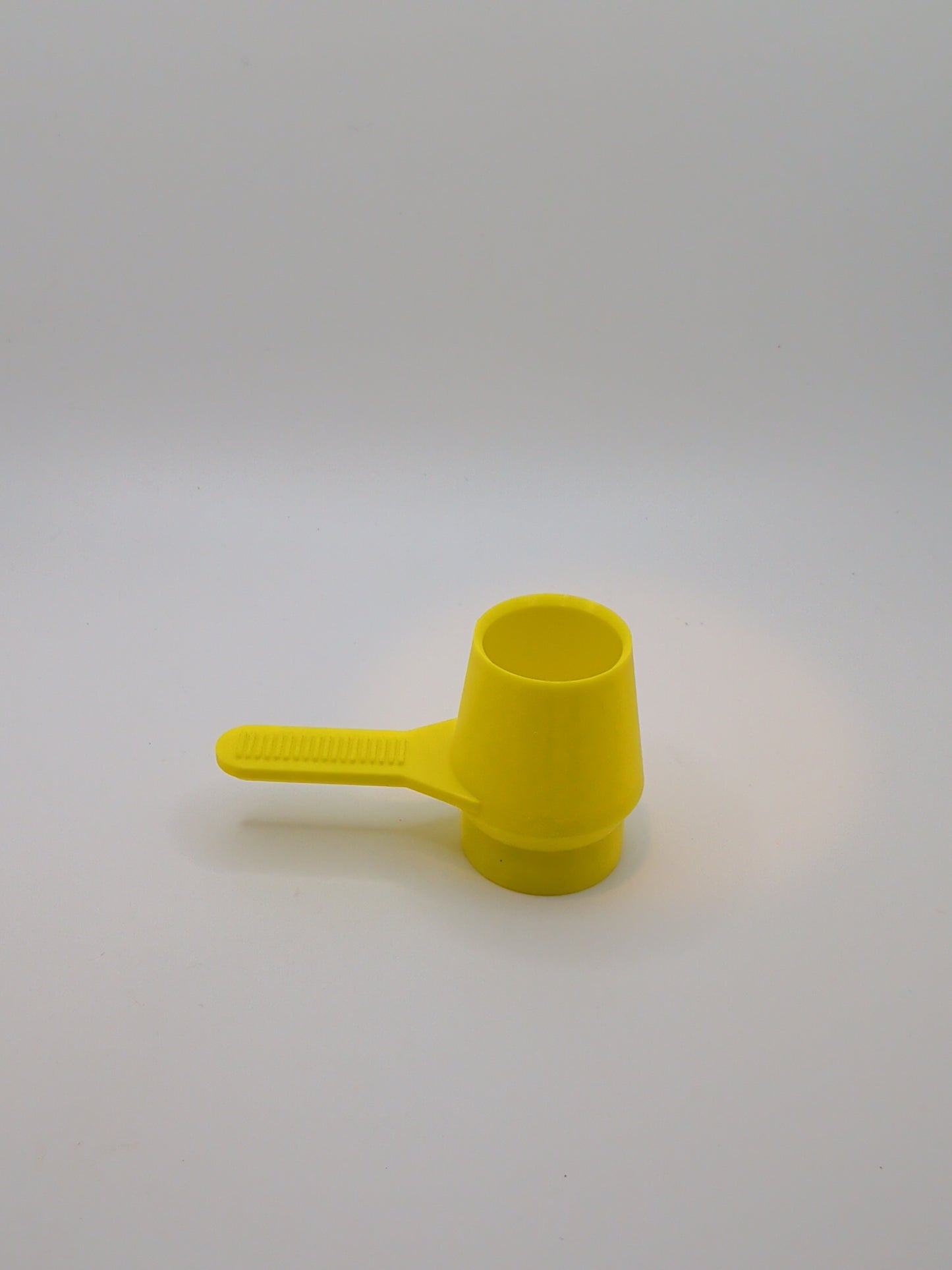 Coffee scoop with tamper