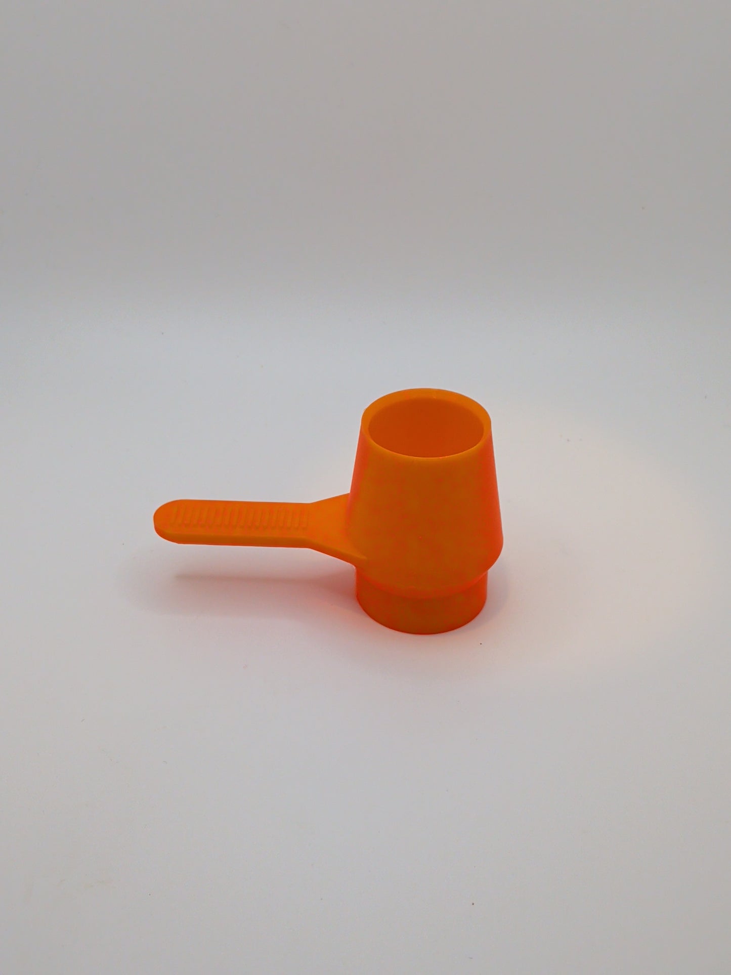 Coffee scoop with tamper