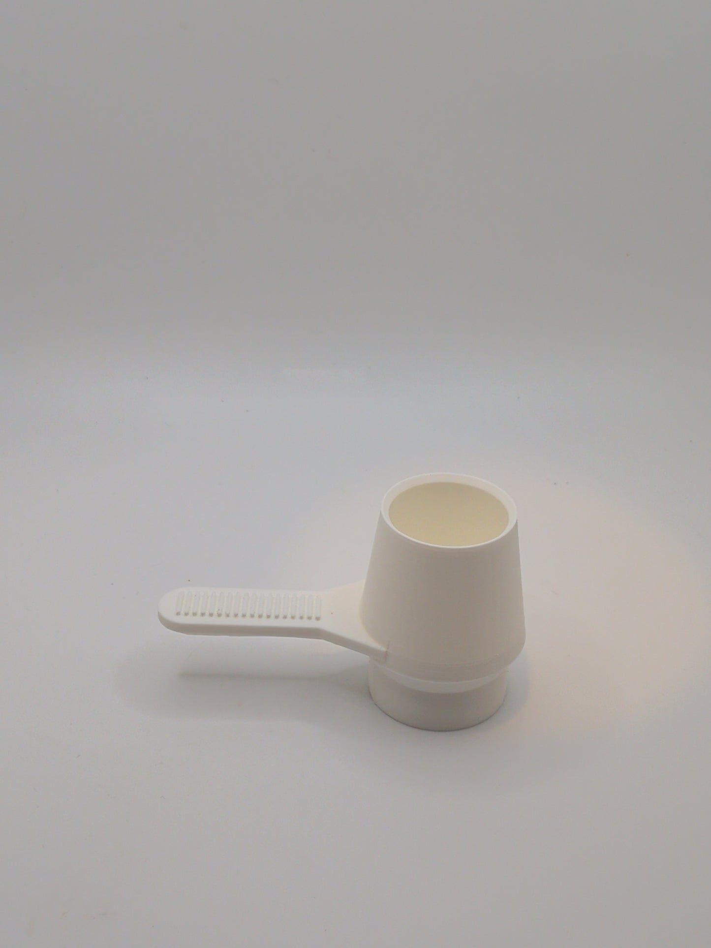 Coffee scoop with tamper