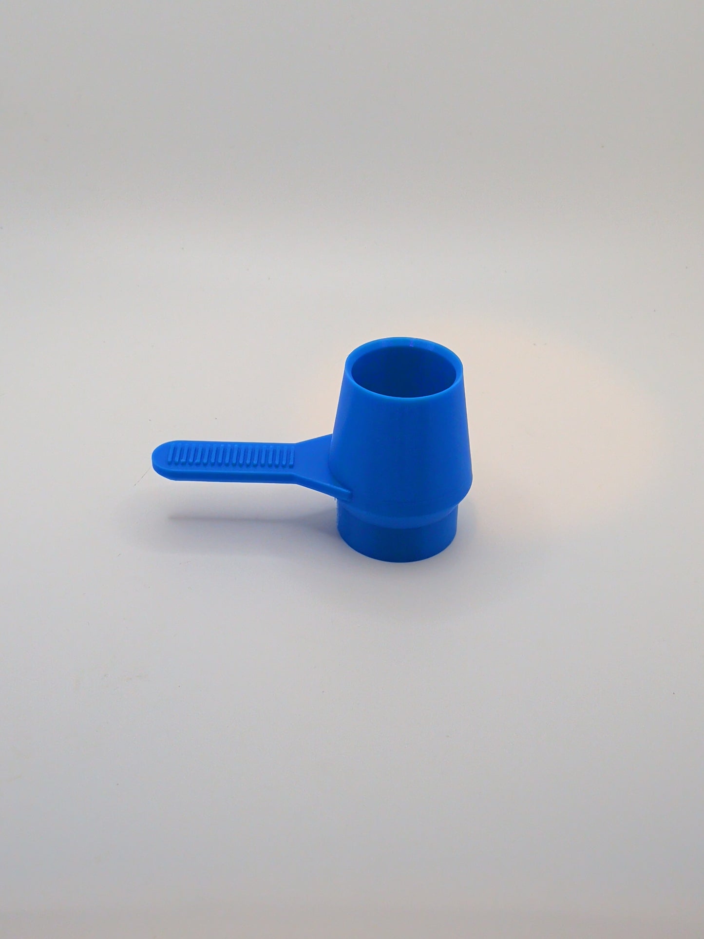 Coffee scoop with tamper